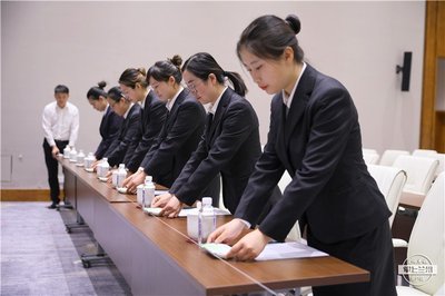 聚焦｜她們可不簡(jiǎn)單！微笑、問(wèn)好、端茶續(xù)水，都是這樣苦練出來(lái)的——揭秘專(zhuān)業(yè)會(huì)務(wù)服務(wù)的幕后訓(xùn)練